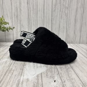 Womens Size 7 Ugg Fluff Yeah Slippers Black